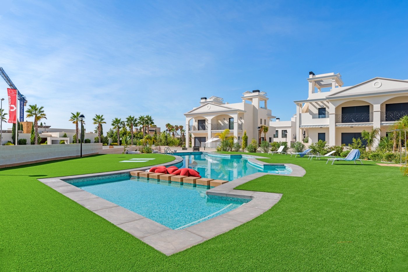  In der charmanten Stadt Rojales gelegen, bietet diese exklusive Wohnanlage eine Auswahl an Immobilien, darunter Apartments, Einfamilienhäuser und Pen