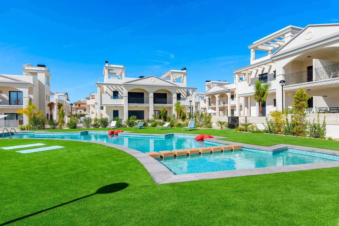  In der charmanten Stadt Rojales gelegen, bietet diese exklusive Wohnanlage eine Auswahl an Immobilien, darunter Apartments, Einfamilienhäuser und Pen