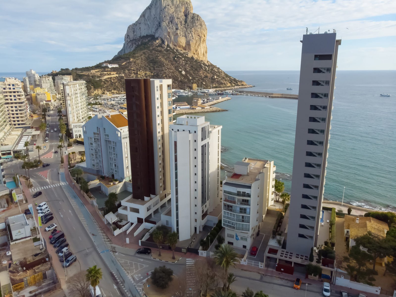  In der charmanten Stadt Calpe gelegen, bietet dieser exklusive Wohnkomplex 13 Apartments, die für das Leben am Meer konzipiert sind. Mit garantiertem