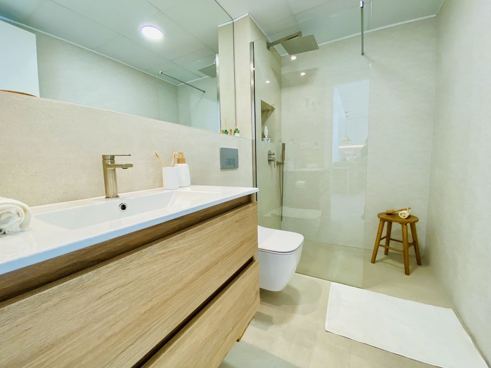  Im charmanten Ort Pilar de la Horadada gelegen, bietet dieser Wohnkomplex eine Auswahl an hohen und niedrigen Bungalows, die darauf ausgelegt sind, d