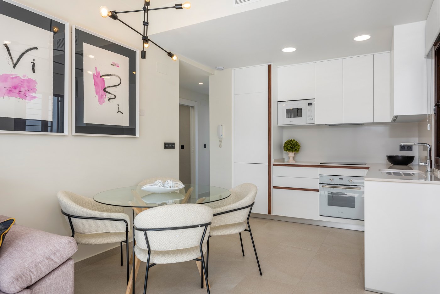  Erleben Sie den ultimativen mediterranen Lebensstil in diesem atemberaubenden Bungalow mit 3 Schlafzimmern und 2 Bädern an der südlichen Costa Blanca