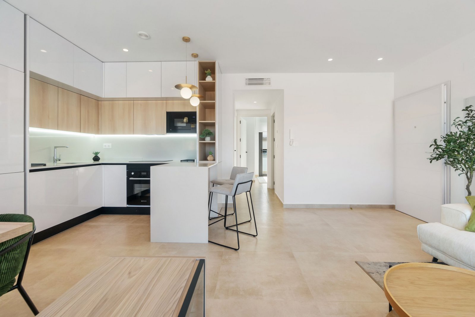  In der charmanten Stadt Torrevieja gelegen, bietet dieser Wohnkomplex eine Auswahl von 34 High-Bungalow- und Low-Bungalow-Immobilien. Diese Wohnungen