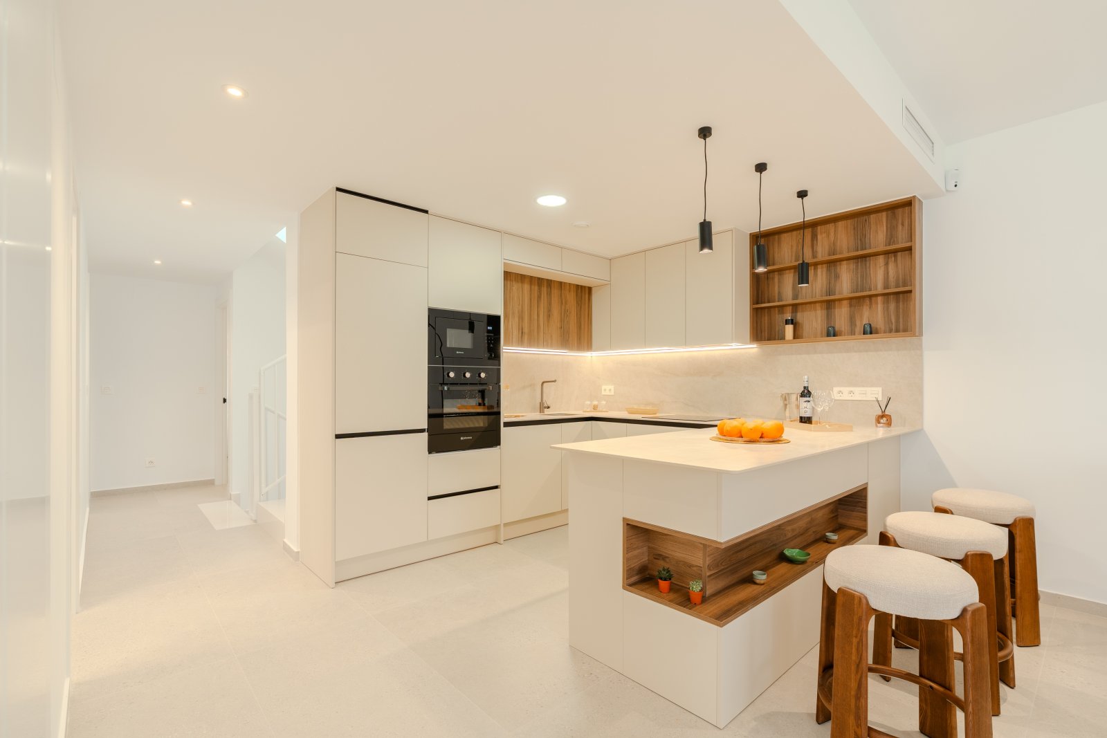  Diese exklusive Sammlung von 18 Reihenhäusern befindet sich in der charmanten Stadt Los Alcázares und bietet eine ideale Umgebung für diejenigen, die