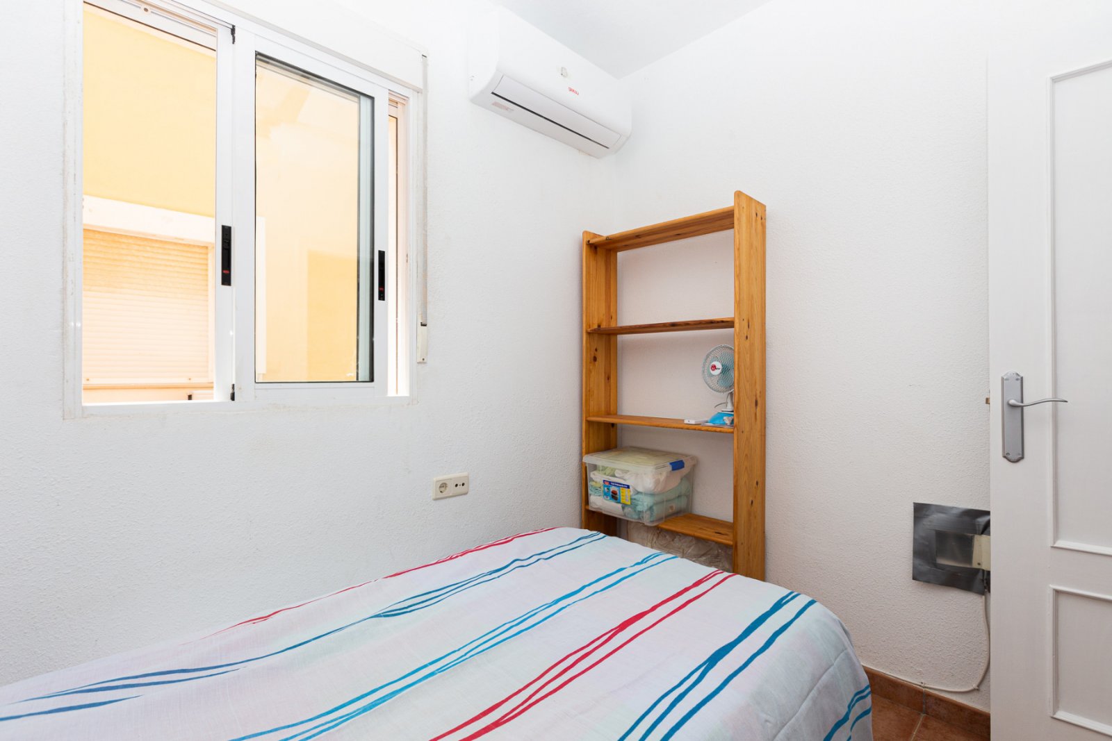  Hallo! Erlauben Sie mir, Ihnen dieses charmante Haus im Zentrum von La Zenia vorzustellen, das sowohl für Familien als auch für Vermietungen ideal is