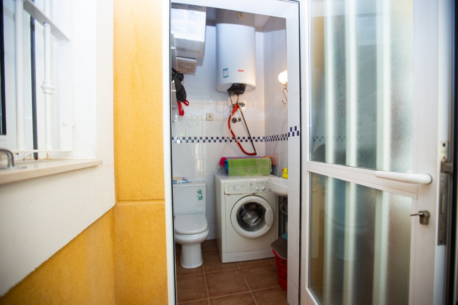  Hallo! Erlauben Sie mir, Ihnen dieses charmante Haus im Zentrum von La Zenia vorzustellen, das sowohl für Familien als auch für Vermietungen ideal is