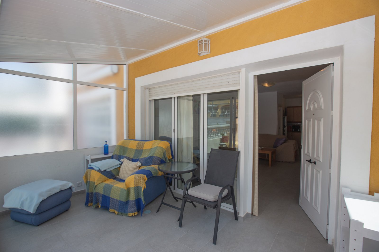  Hallo! Erlauben Sie mir, Ihnen dieses charmante Haus im Zentrum von La Zenia vorzustellen, das sowohl für Familien als auch für Vermietungen ideal is