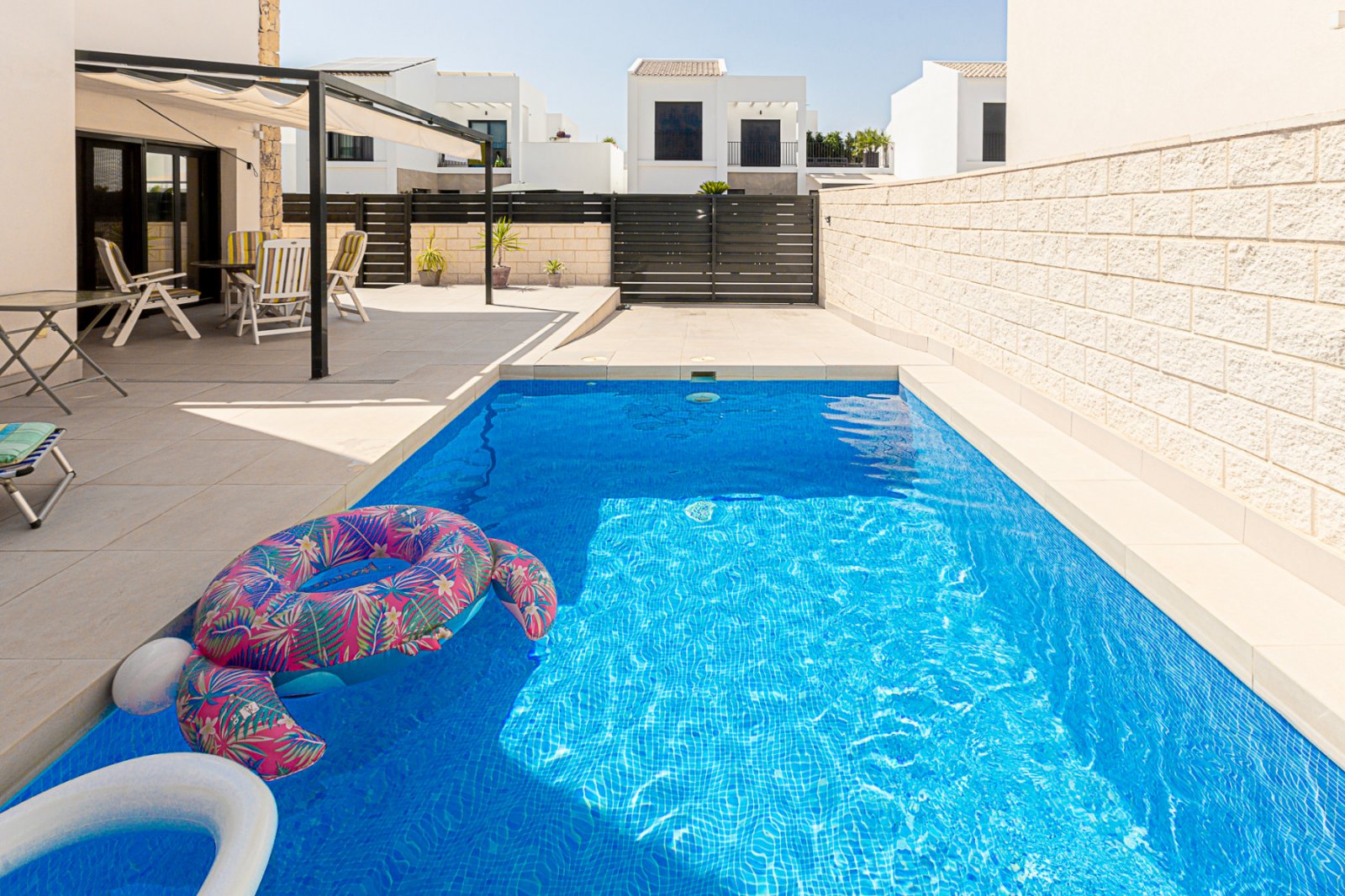  Wir freuen uns, diese beeindruckende Villa in der prestigeträchtigen Urbanisation Doña Pepa in Ciudad Quesada, Rojales, anbieten zu können. Mit einem