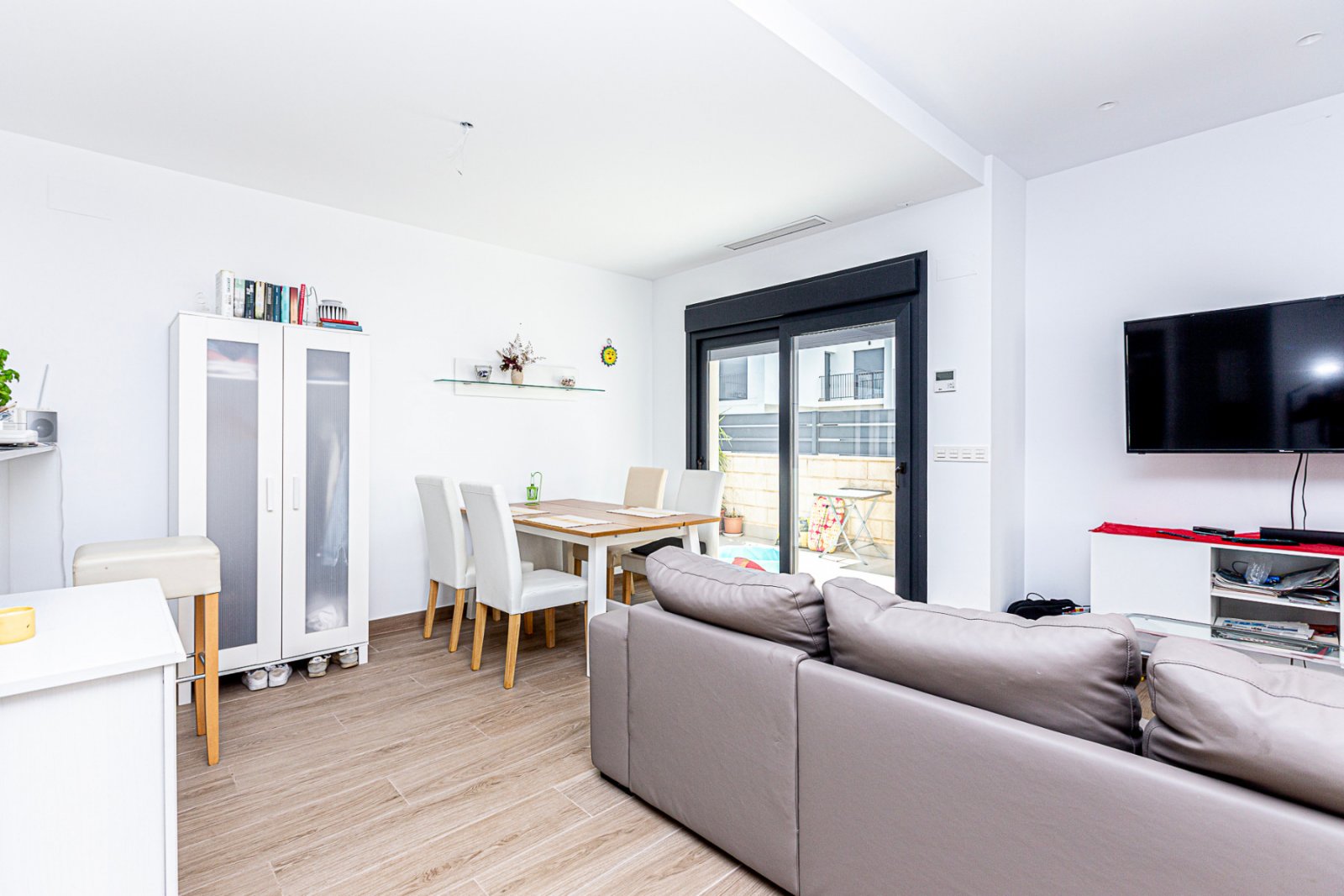  Wir freuen uns, diese beeindruckende Villa in der prestigeträchtigen Urbanisation Doña Pepa in Ciudad Quesada, Rojales, anbieten zu können. Mit einem