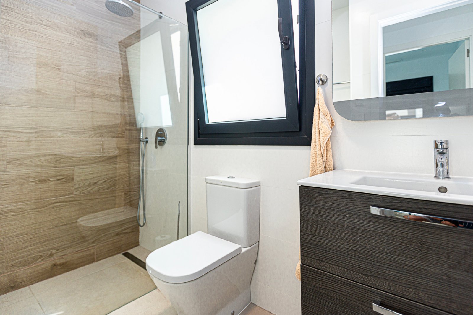  Wir freuen uns, diese beeindruckende Villa in der prestigeträchtigen Urbanisation Doña Pepa in Ciudad Quesada, Rojales, anbieten zu können. Mit einem