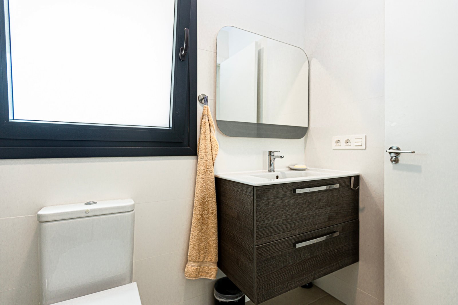  Wir freuen uns, diese beeindruckende Villa in der prestigeträchtigen Urbanisation Doña Pepa in Ciudad Quesada, Rojales, anbieten zu können. Mit einem