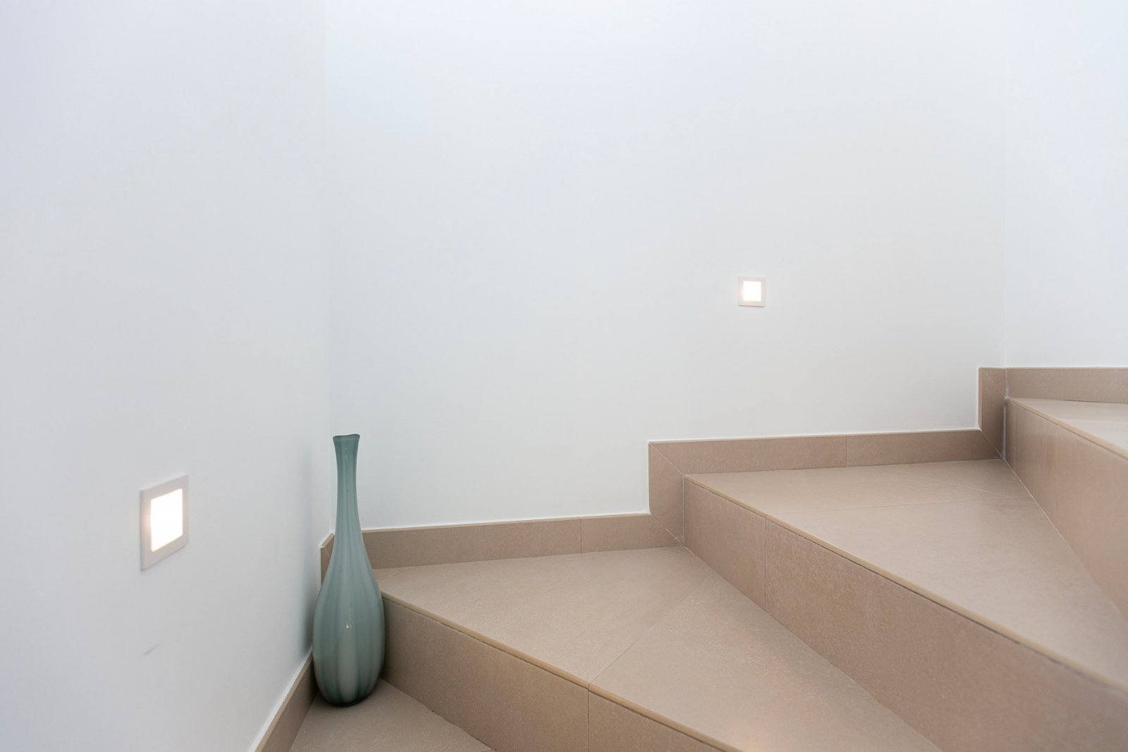  Wir freuen uns, diese beeindruckende Villa in der prestigeträchtigen Urbanisation Doña Pepa in Ciudad Quesada, Rojales, anbieten zu können. Mit einem