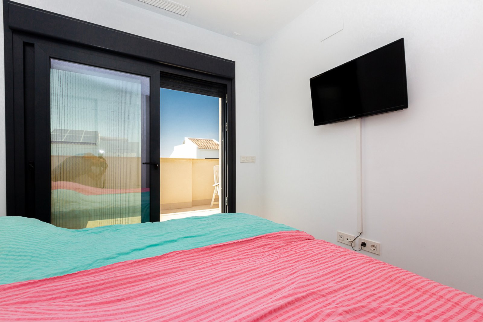  Wir freuen uns, diese beeindruckende Villa in der prestigeträchtigen Urbanisation Doña Pepa in Ciudad Quesada, Rojales, anbieten zu können. Mit einem