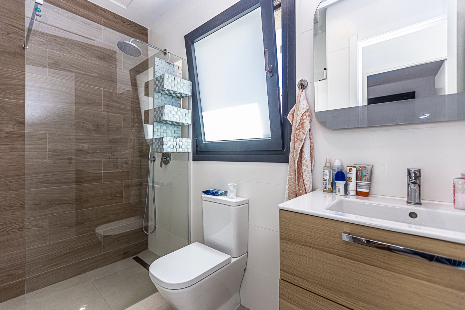  Wir freuen uns, diese beeindruckende Villa in der prestigeträchtigen Urbanisation Doña Pepa in Ciudad Quesada, Rojales, anbieten zu können. Mit einem