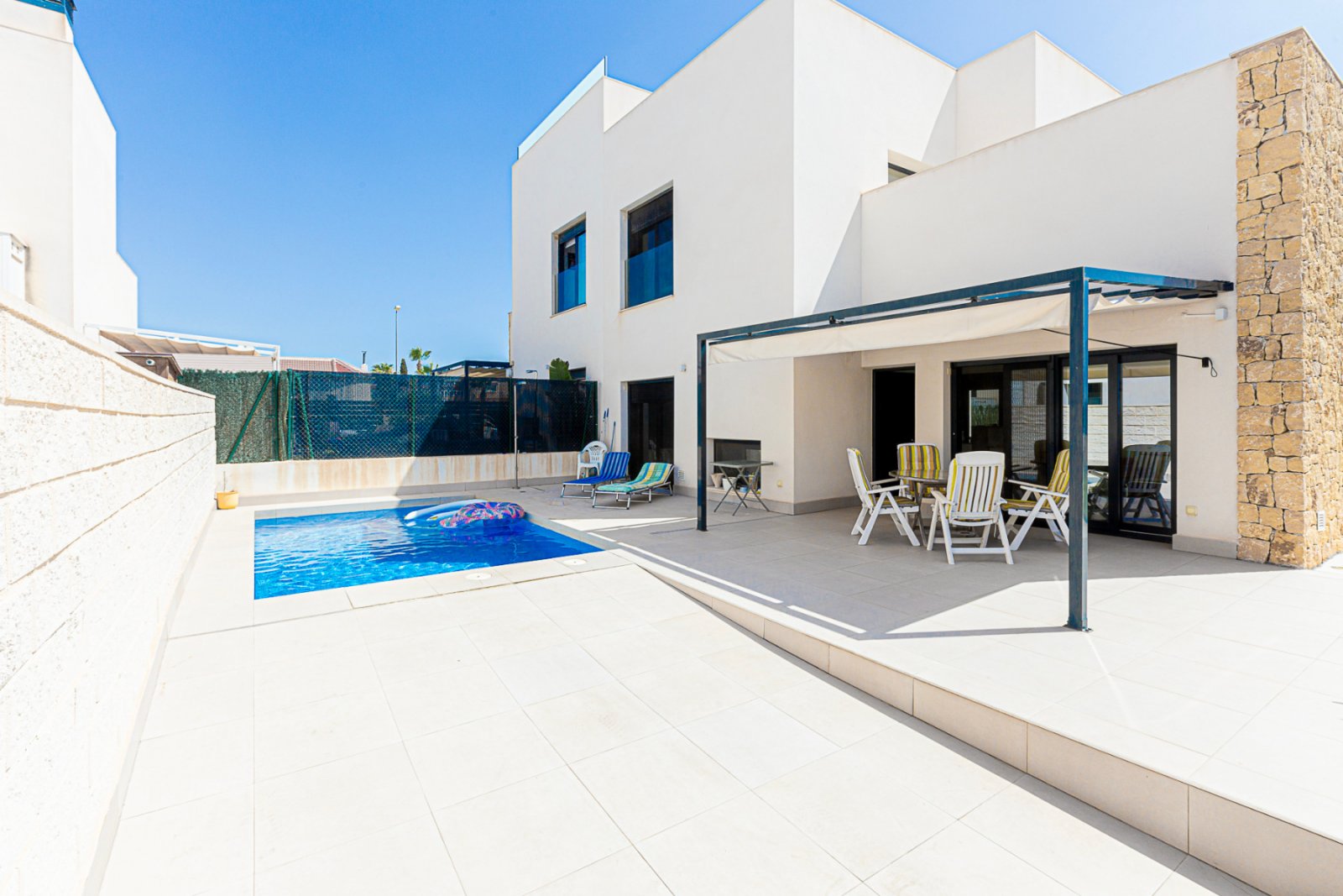  Wir freuen uns, diese beeindruckende Villa in der prestigeträchtigen Urbanisation Doña Pepa in Ciudad Quesada, Rojales, anbieten zu können. Mit einem