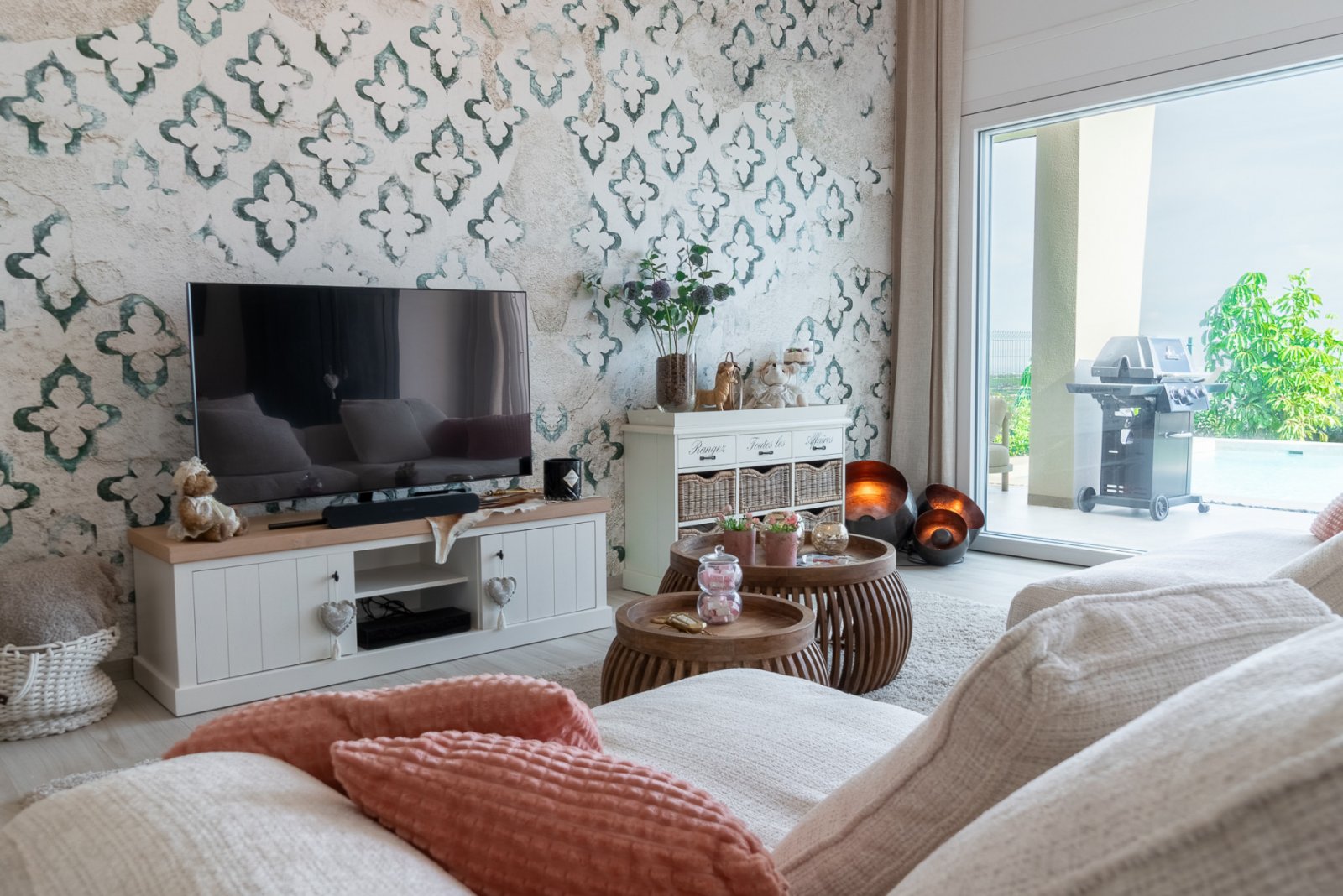  Wir freuen uns, Ihnen diese beeindruckende Luxusvilla mit Panoramablick vorstellen zu dürfen, dank ihrer erhöhten Lage direkt am 5-Sterne-Golfplatz L