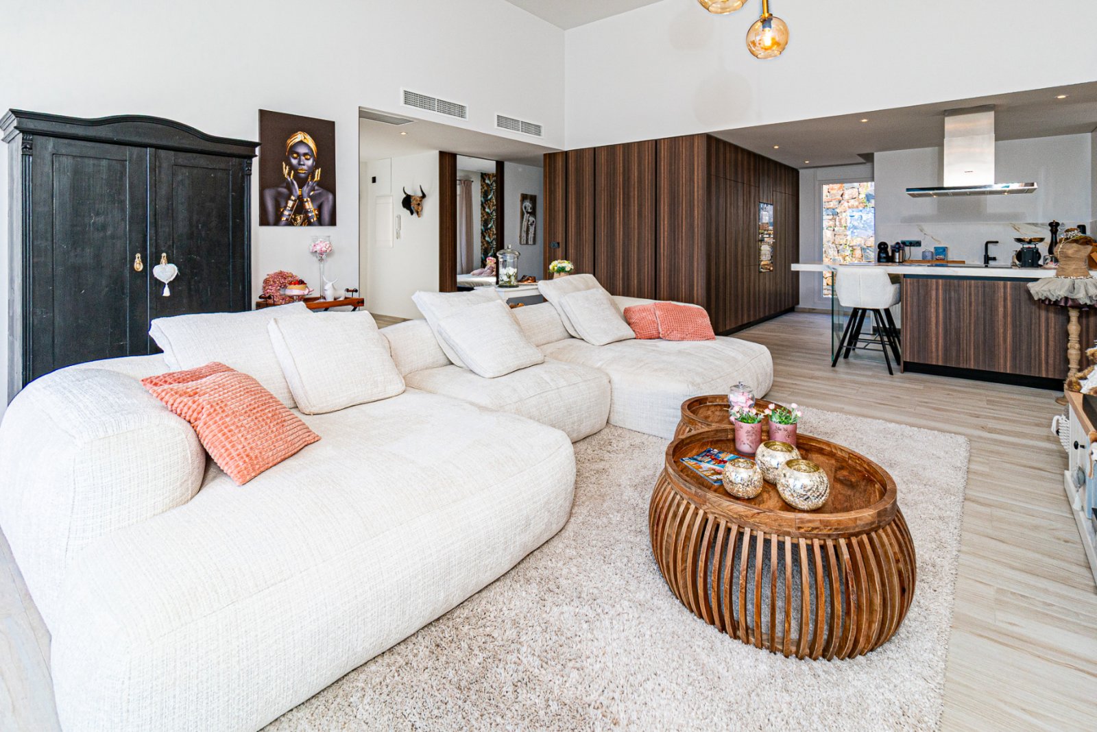  Wir freuen uns, Ihnen diese beeindruckende Luxusvilla mit Panoramablick vorstellen zu dürfen, dank ihrer erhöhten Lage direkt am 5-Sterne-Golfplatz L