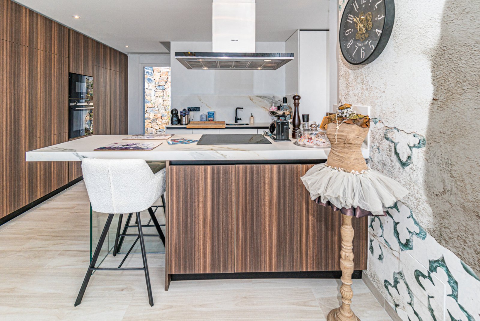  Wir freuen uns, Ihnen diese beeindruckende Luxusvilla mit Panoramablick vorstellen zu dürfen, dank ihrer erhöhten Lage direkt am 5-Sterne-Golfplatz L