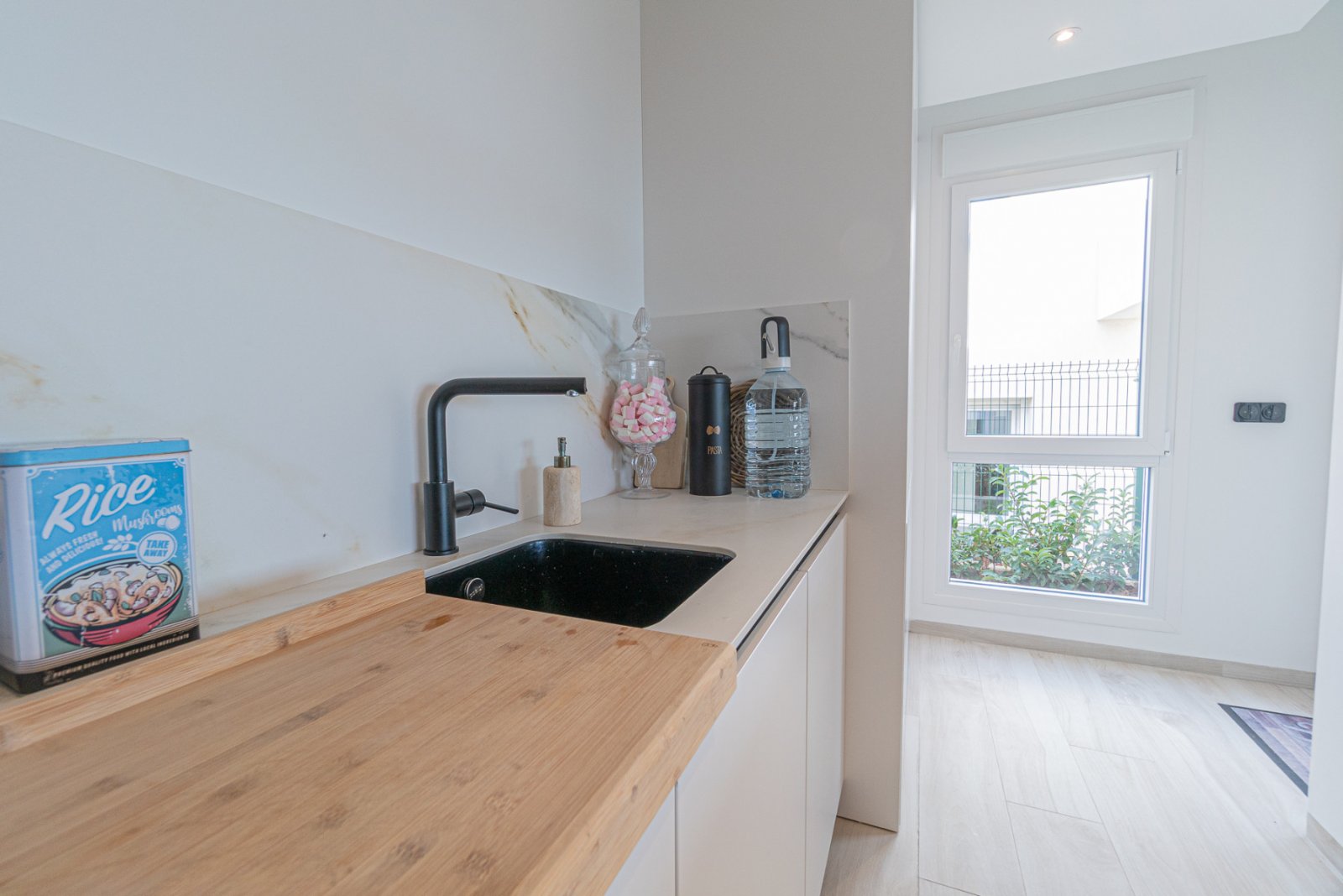  Wir freuen uns, Ihnen diese beeindruckende Luxusvilla mit Panoramablick vorstellen zu dürfen, dank ihrer erhöhten Lage direkt am 5-Sterne-Golfplatz L