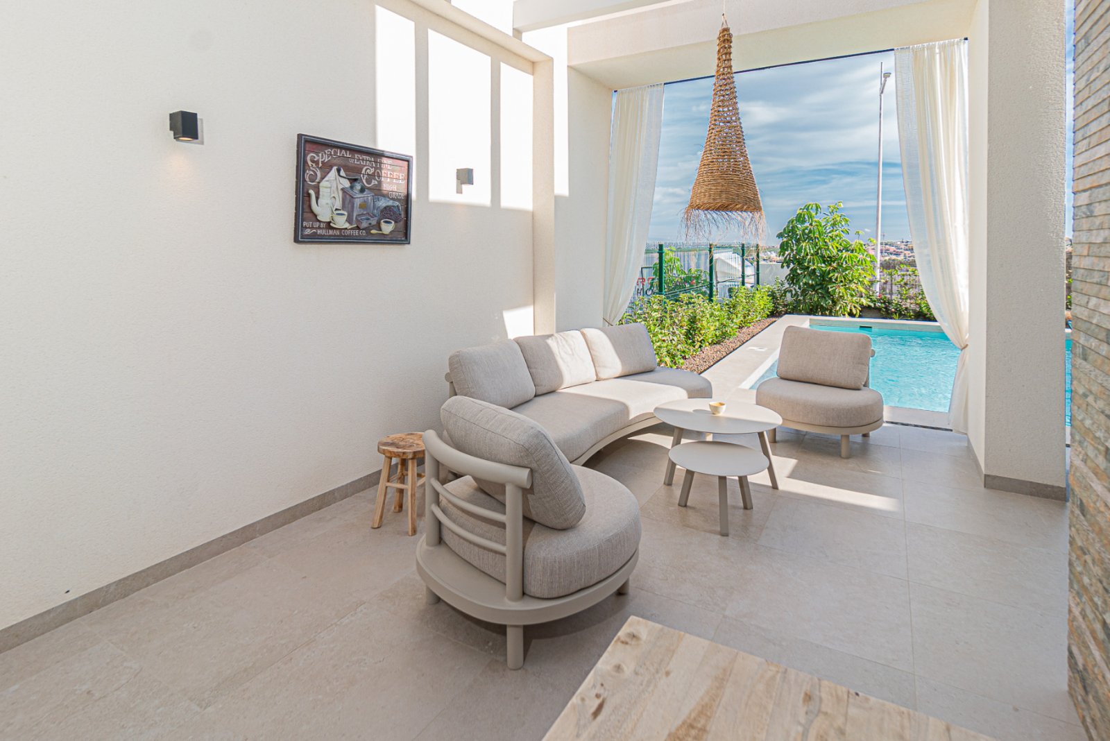  Wir freuen uns, Ihnen diese beeindruckende Luxusvilla mit Panoramablick vorstellen zu dürfen, dank ihrer erhöhten Lage direkt am 5-Sterne-Golfplatz L