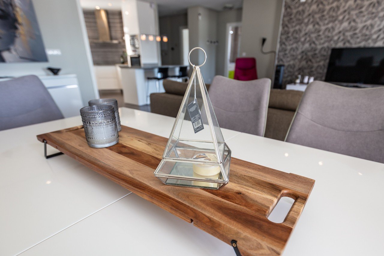  Erleben Sie luxuriöses Leben an der Küste in diesem atemberaubenden Penthouse-Wohnung zum Verkauf in der begehrten Gegend von Villamartin. Eigentlich