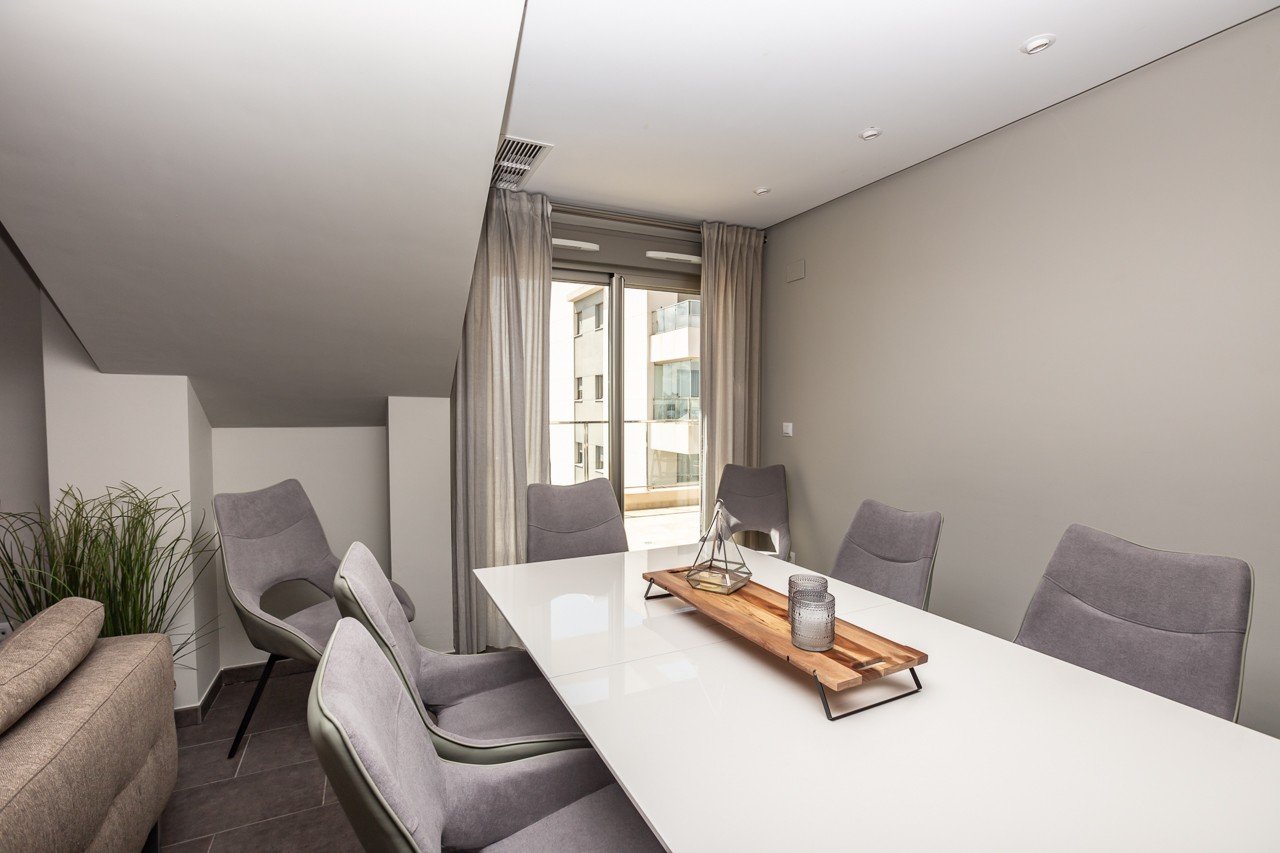  Erleben Sie luxuriöses Leben an der Küste in diesem atemberaubenden Penthouse-Wohnung zum Verkauf in der begehrten Gegend von Villamartin. Eigentlich