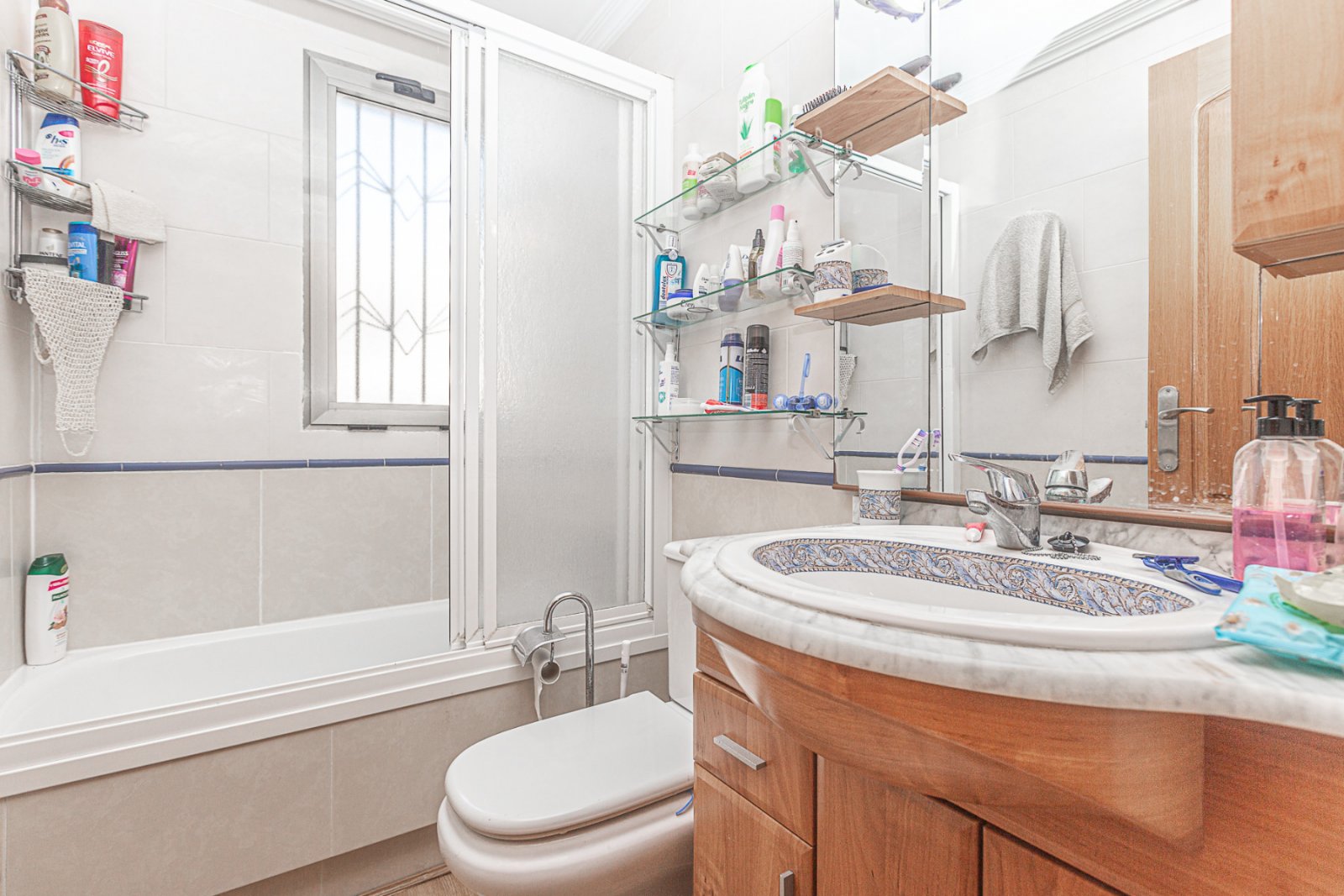  Penthouse in der fünften Etage, das Luxus, Komfort und eine beneidenswerte Lage bietet. Mit drei Schlafzimmern und zwei Bädern, einschließlich eines 