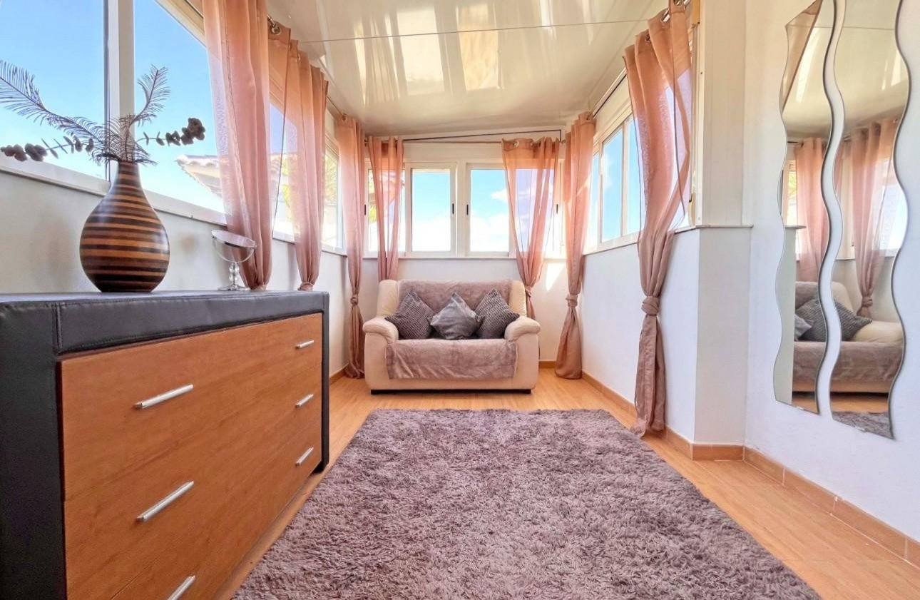   This exquisite 4-bedroom, 3-bathroom detached villa is situated at the end of a quiet cul-de-sac, offering the perfect blend of privacy and convenie