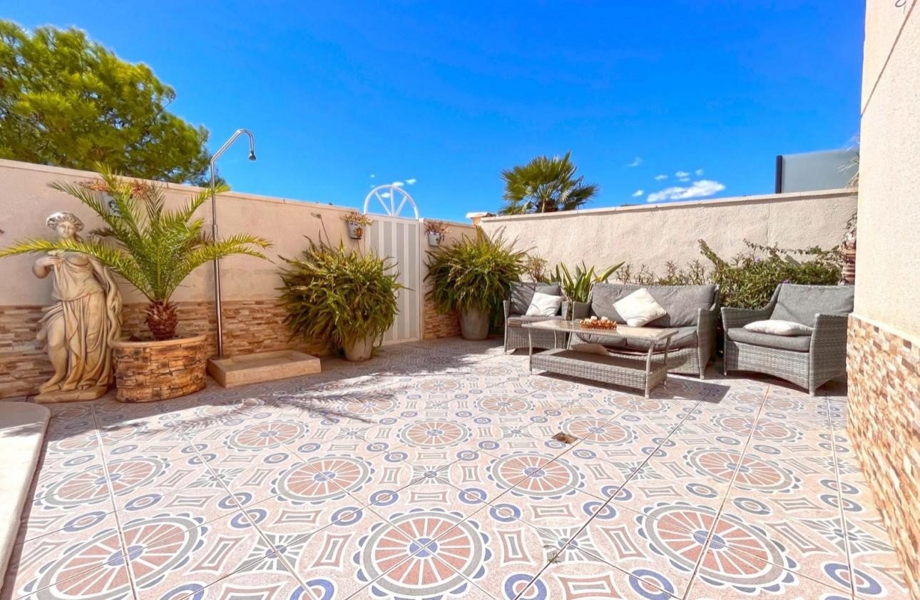   This exquisite 4-bedroom, 3-bathroom detached villa is situated at the end of a quiet cul-de-sac, offering the perfect blend of privacy and convenie