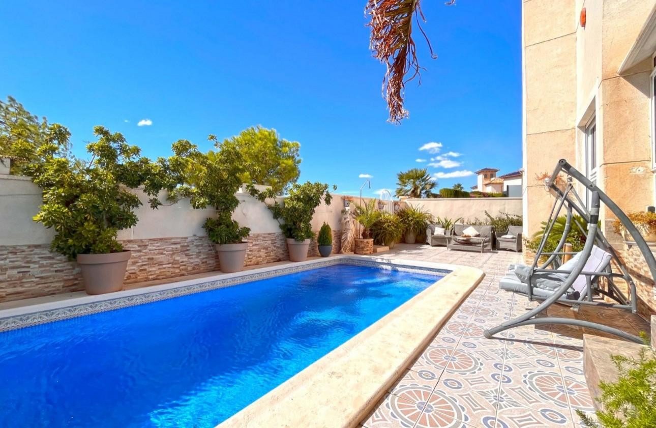   This exquisite 4-bedroom, 3-bathroom detached villa is situated at the end of a quiet cul-de-sac, offering the perfect blend of privacy and convenie