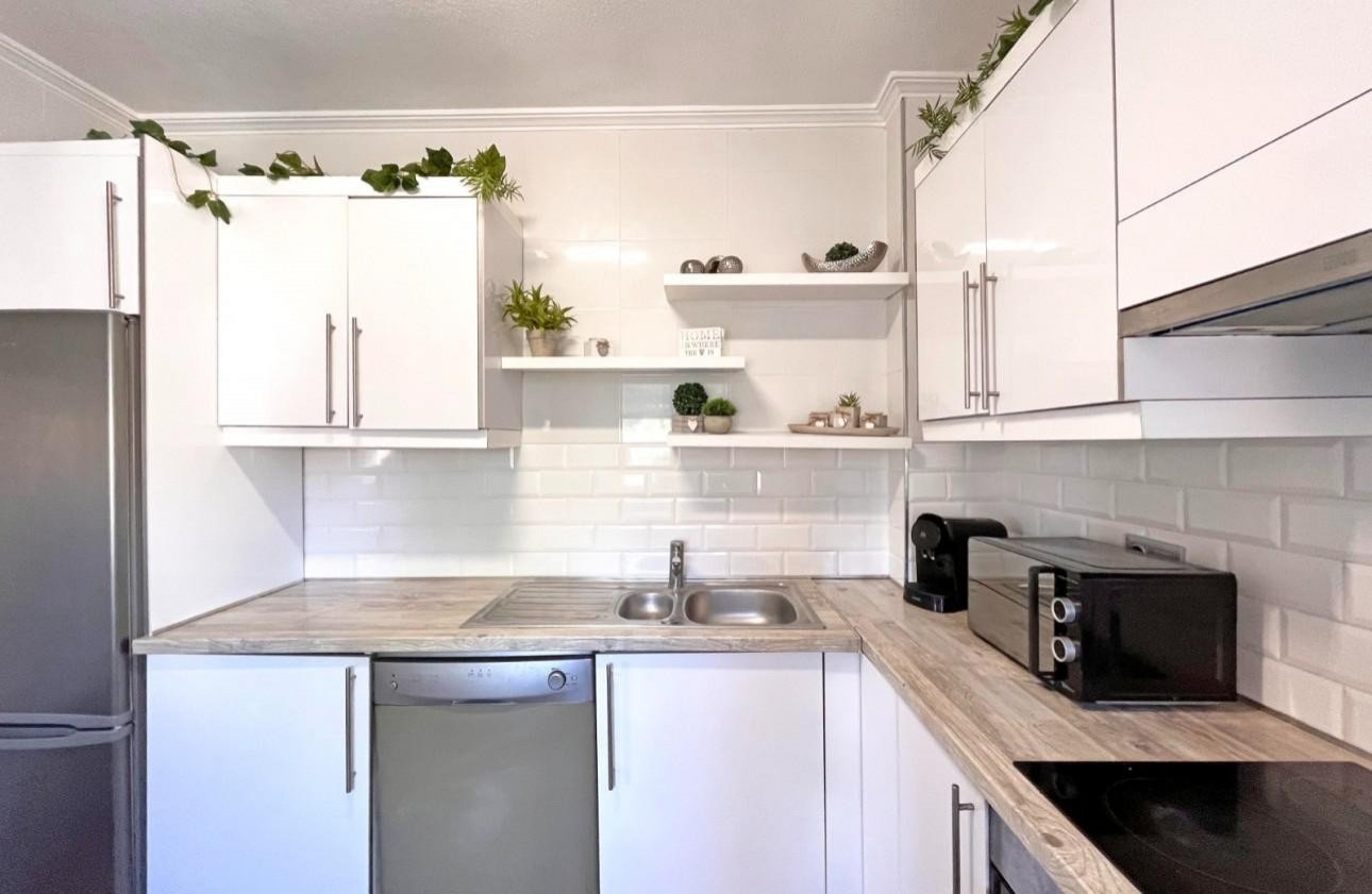   This exquisite 4-bedroom, 3-bathroom detached villa is situated at the end of a quiet cul-de-sac, offering the perfect blend of privacy and convenie