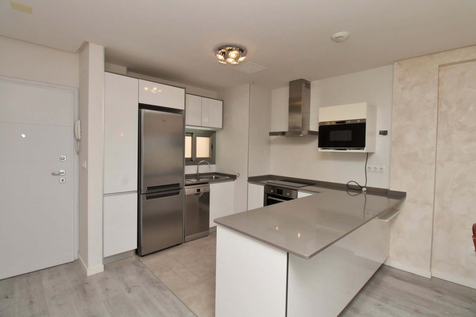  Dieses beeindruckende, ostorientierte Penthouse befindet sich im begehrten Wohnkomplex Altos del Mediterráneo in Los Dolses und bietet herrliche Ausb