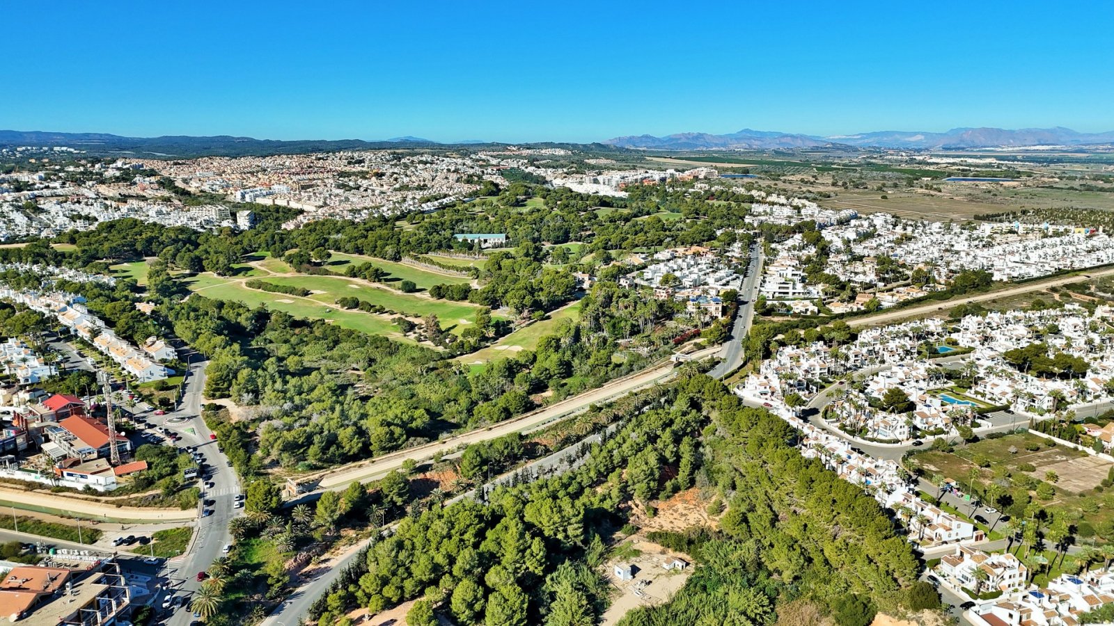  Dieses beeindruckende, ostorientierte Penthouse befindet sich im begehrten Wohnkomplex Altos del Mediterráneo in Los Dolses und bietet herrliche Ausb