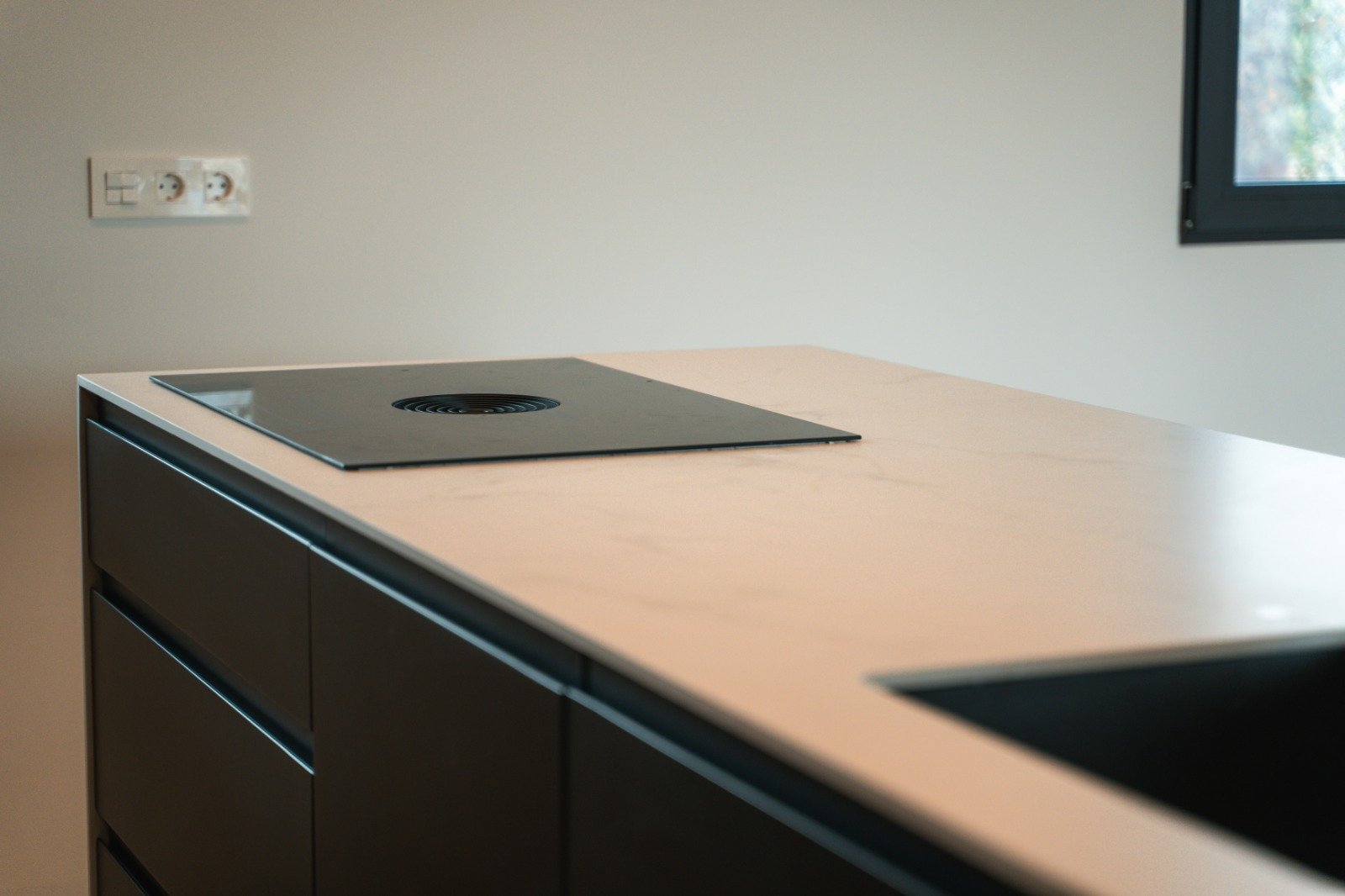  Im charmanten Ort El Pinós gelegen, bietet diese exklusive unabhängige Immobilie eine ruhige und einladende Umgebung. Sie wurde für diejenigen entwor