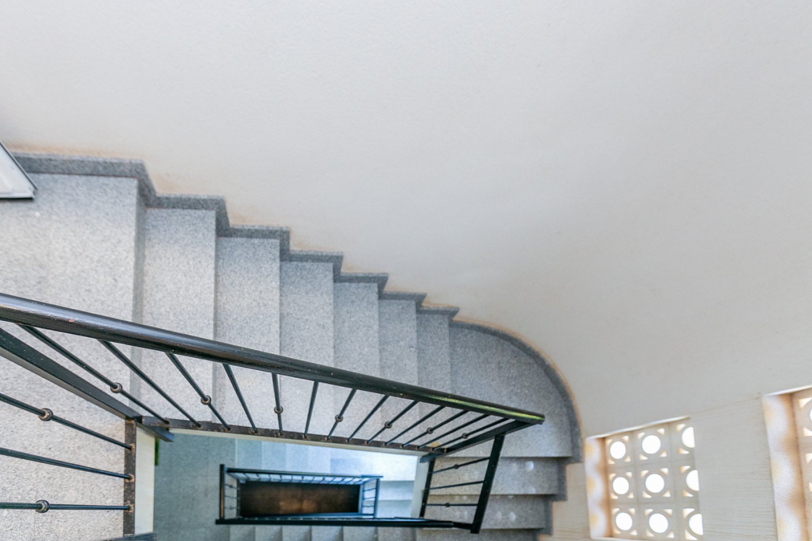  Diese makellose Wohnung im ersten Stock besticht durch ihr modernes Design, hochwertige Ausstattungen und ihren ausgezeichneten Erhaltungszustand – e