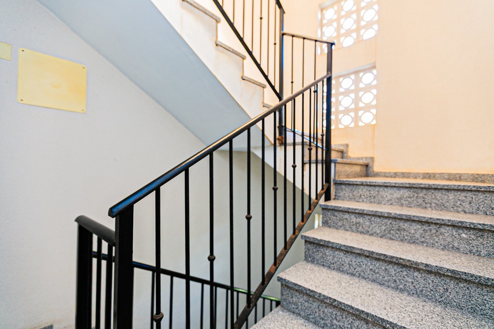  Diese makellose Wohnung im ersten Stock besticht durch ihr modernes Design, hochwertige Ausstattungen und ihren ausgezeichneten Erhaltungszustand – e