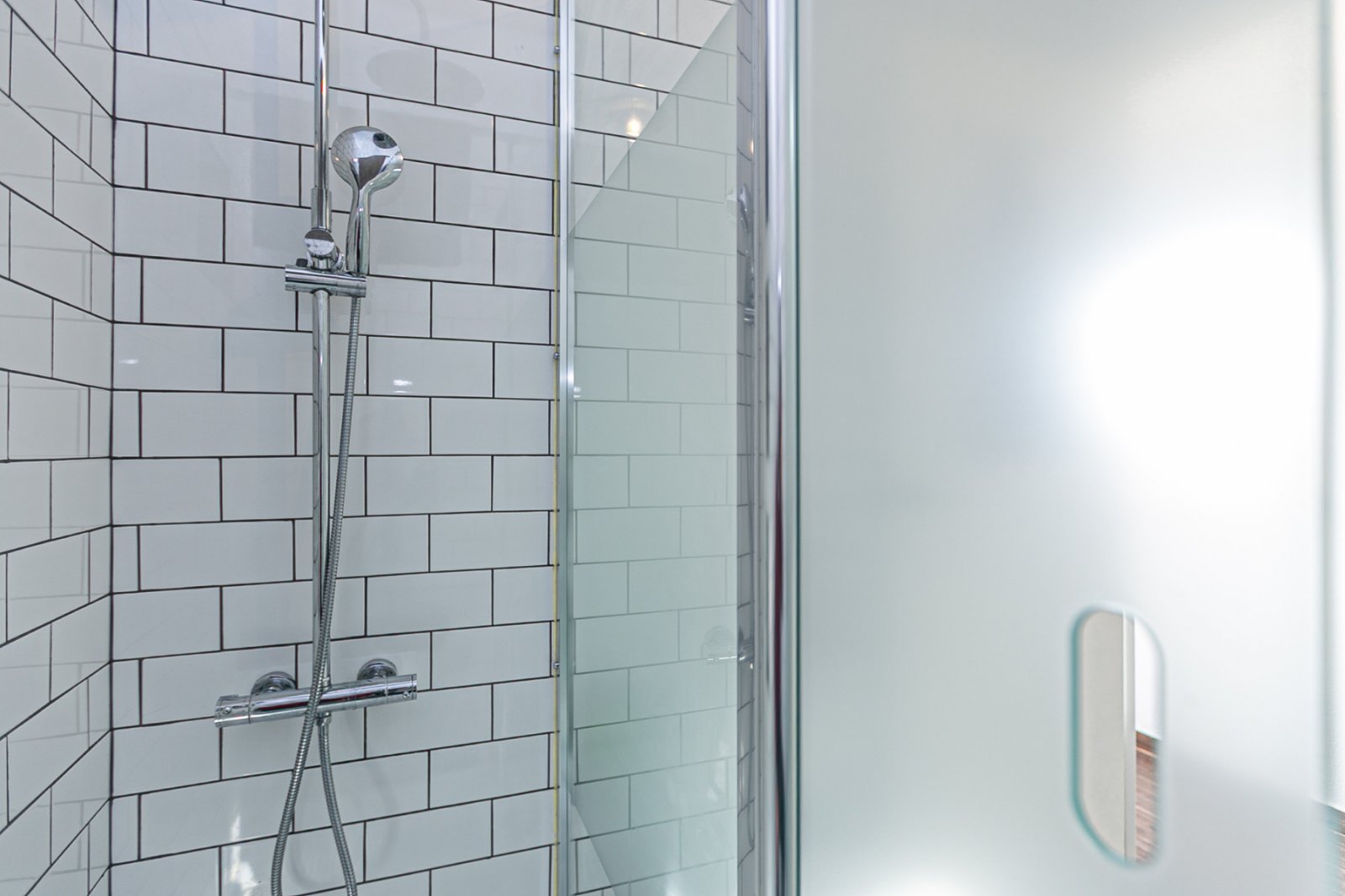  Diese charmante Doppelhaushälfte befindet sich in einer geschlossenen Wohnanlage mit Gemeinschaftspool und bietet ein ruhiges Umfeld, ideal zum dauer