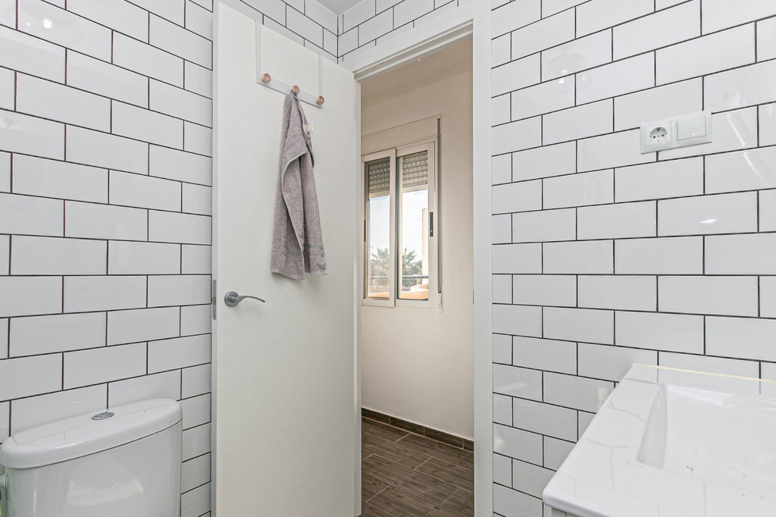  Diese charmante Doppelhaushälfte befindet sich in einer geschlossenen Wohnanlage mit Gemeinschaftspool und bietet ein ruhiges Umfeld, ideal zum dauer