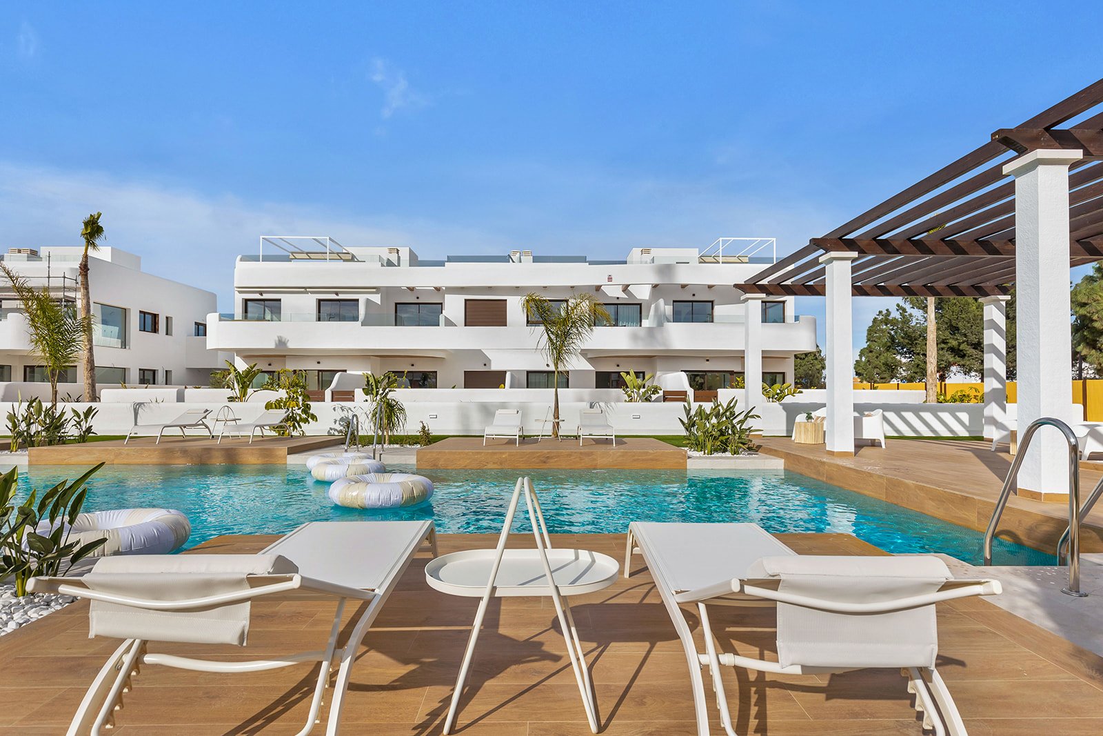  In der charmanten Stadt Los Alcázares gelegen, bietet diese Wohnanlage eine Auswahl von 22 Einheiten, darunter Wohnungen und Penthäuser. Für diejenig