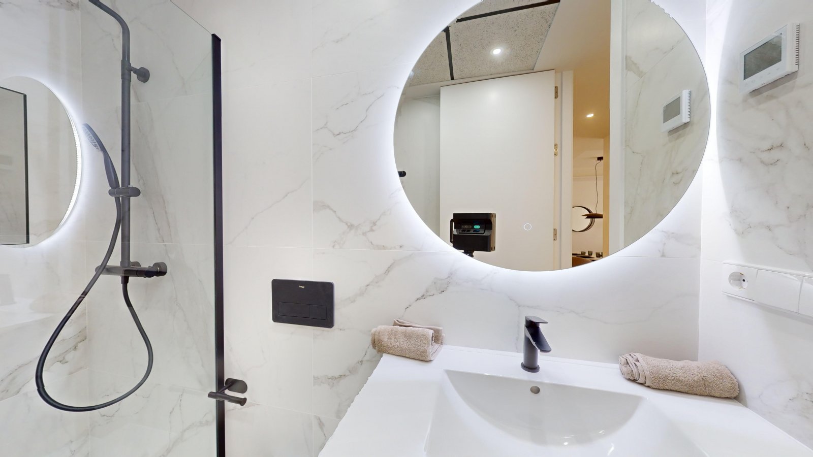  In der prestigeträchtigen Gegend von Cabo Roig gelegen, bietet diese Wohnanlage eine Auswahl von 23 Immobilien, darunter Apartments, Erdgeschosswohnu