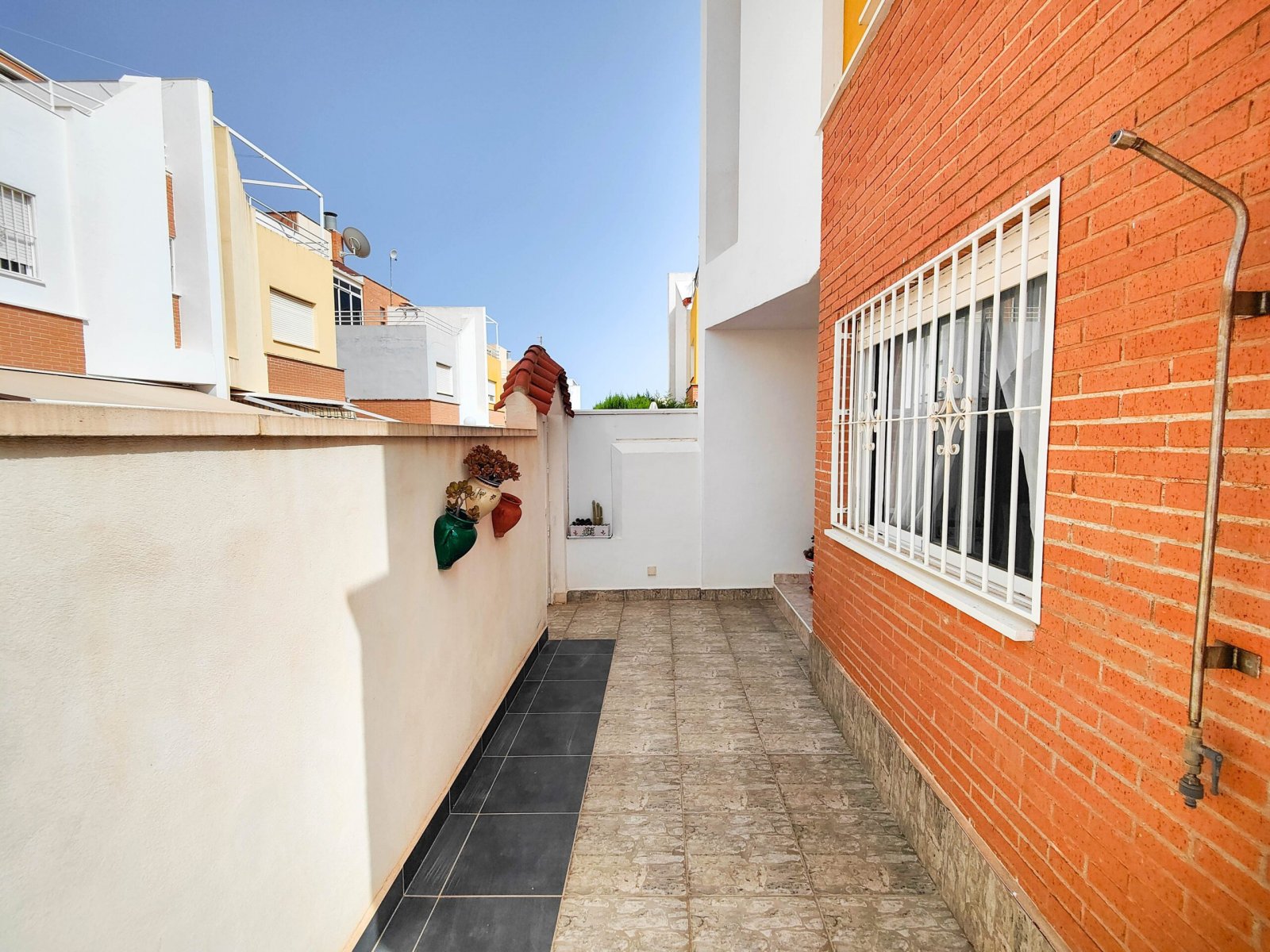   Beautiful corner quad house with a huge garden for sale in El Mirador de Los Altos, Orihuela Costa.  This charming quad house is located in a well-e