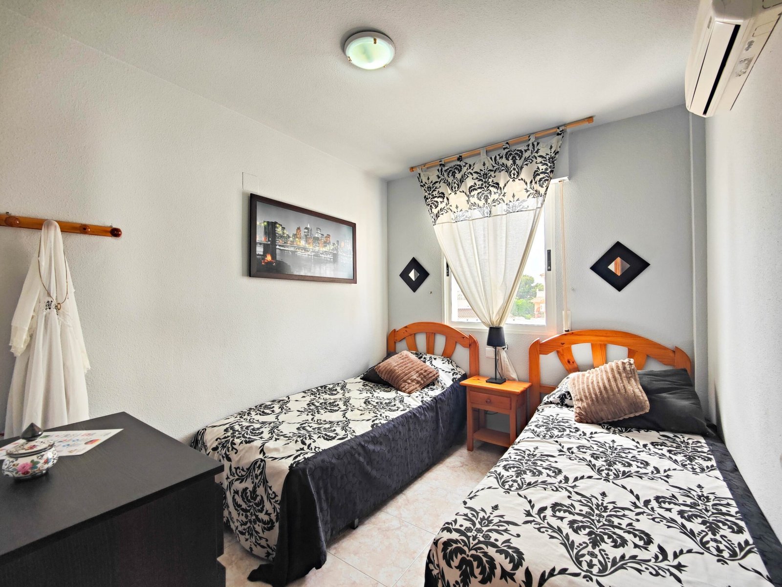   Beautiful corner quad house with a huge garden for sale in El Mirador de Los Altos, Orihuela Costa.  This charming quad house is located in a well-e