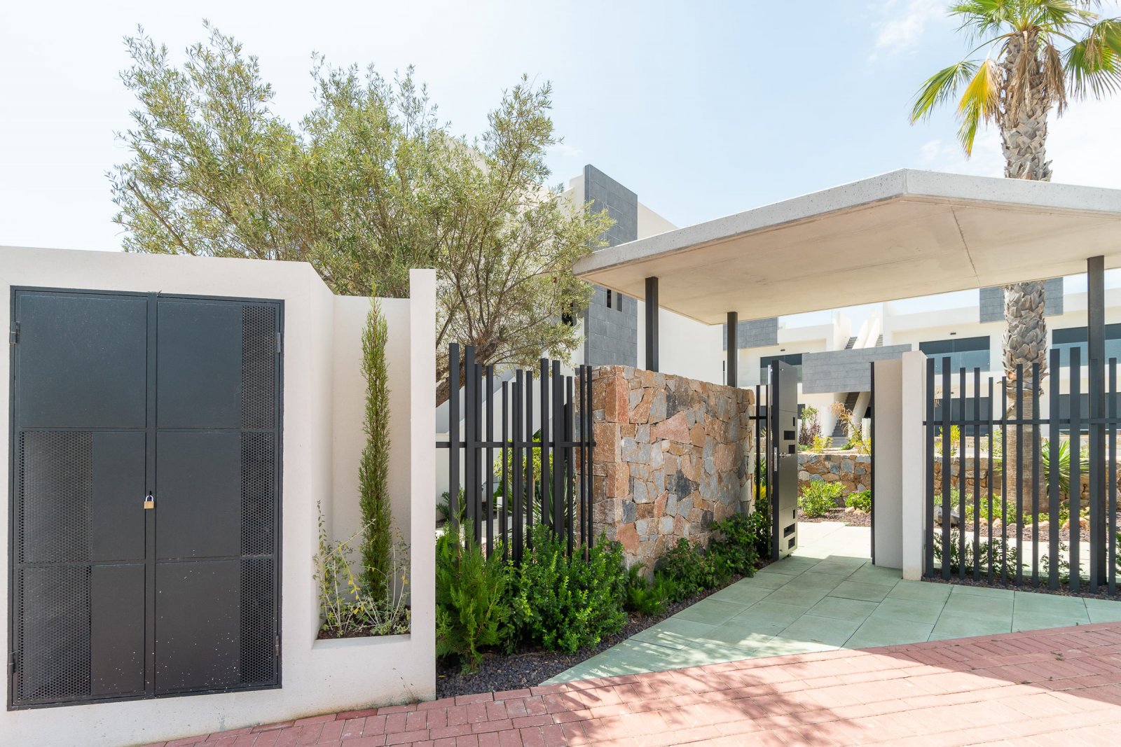  In der charmanten Stadt Torrevieja gelegen, bietet diese Wohnanlage eine Auswahl von 26 Bungalows, die in zwei Typen unterteilt sind: High-Bungalow u