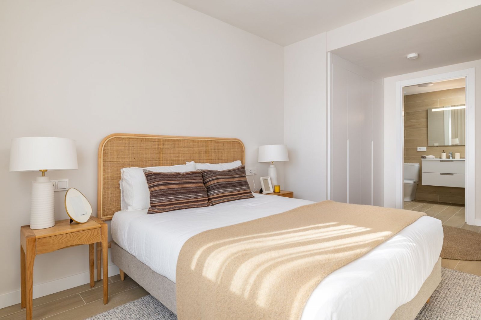  In der wunderschönen Stadt Calpe gelegen, bietet diese exklusive Wohnanlage eine Auswahl von 31 hochwertigen Wohnungen, darunter Apartments und Penth