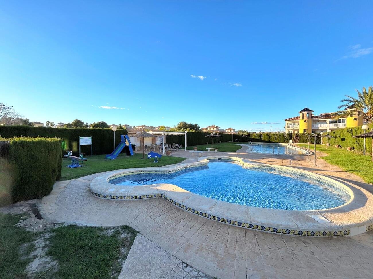   4 Bedroom Corner Townhouse, Villamartin, Orihuela Costa &amp;nbsp;Located in the prestigious Monte Golf Urbanisation with two communal pools, this c