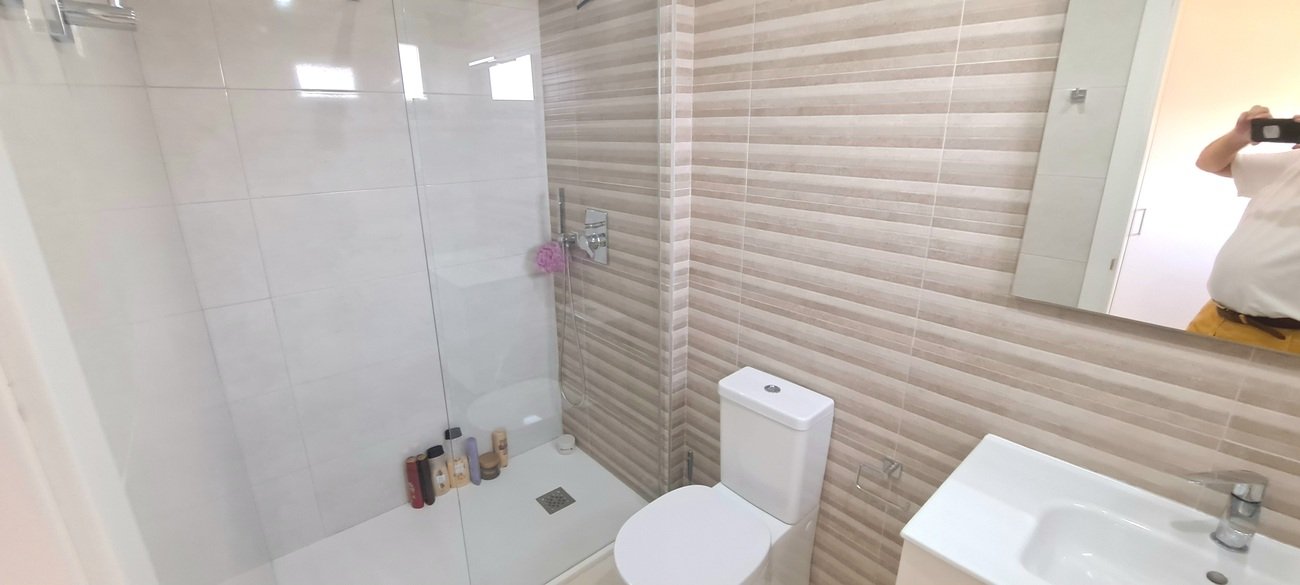  Treten Sie ein in diese wunderschön präsentierte Wohnung im zweiten Stock im begehrten Viertel Los Dolses, die Komfort, Stil und mediterranes Lebensg