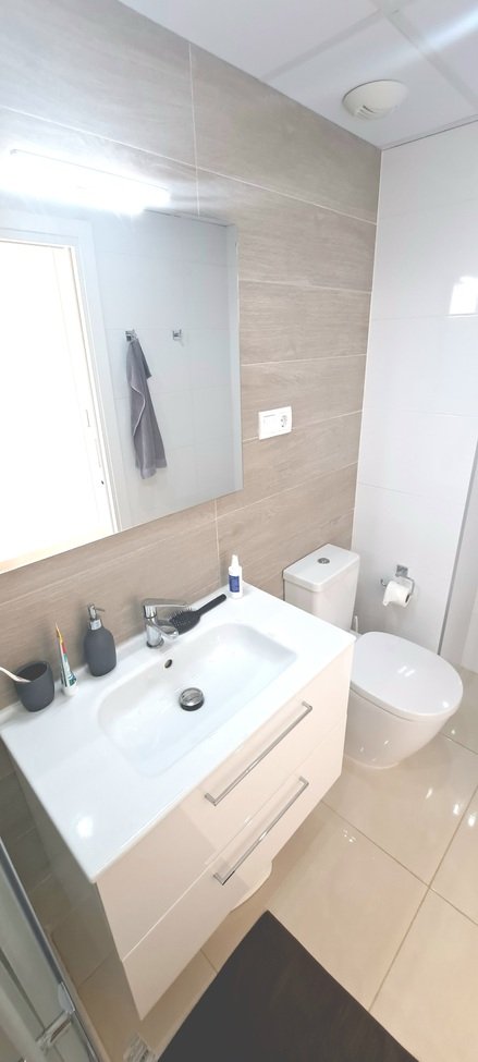  Treten Sie ein in diese wunderschön präsentierte Wohnung im zweiten Stock im begehrten Viertel Los Dolses, die Komfort, Stil und mediterranes Lebensg