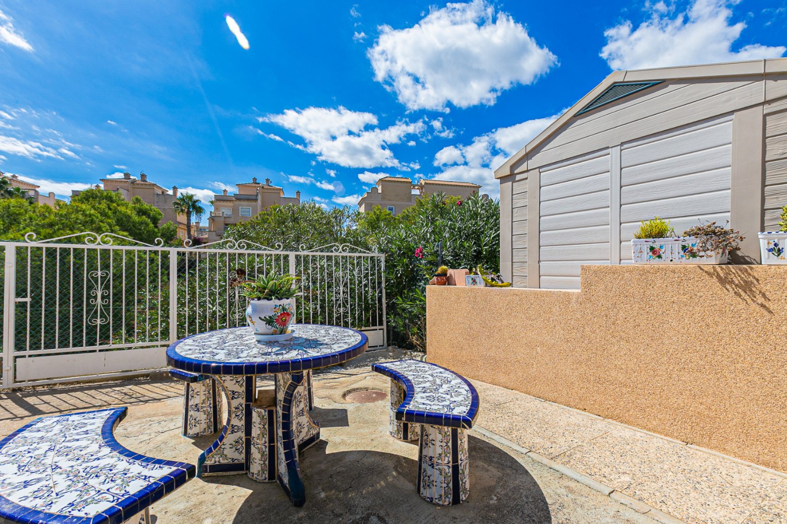  Wir präsentieren diesen charmanten Bungalow im Erdgeschoss, mit der Möglichkeit, Ihr Auto bequem auf dem Grundstück unter dem praktischen Carport zu 
