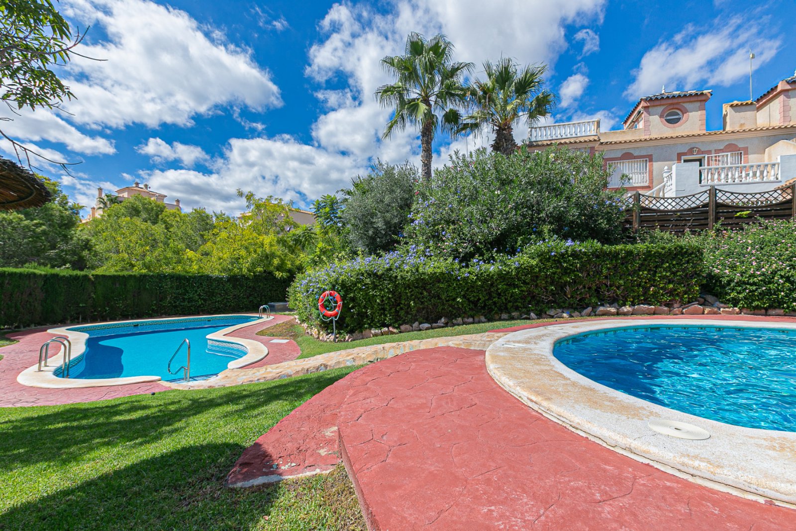  Wir präsentieren diesen charmanten Bungalow im Erdgeschoss, mit der Möglichkeit, Ihr Auto bequem auf dem Grundstück unter dem praktischen Carport zu 