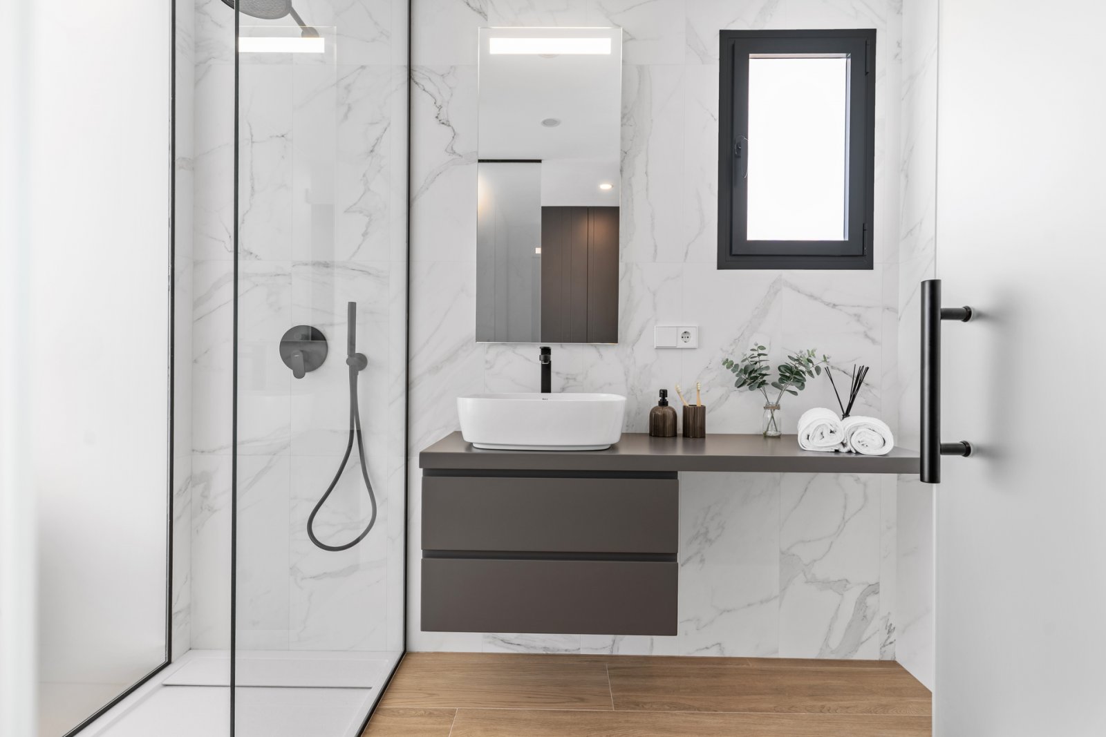  In der exklusiven Gegend von Cumbre del Sol gelegen, bietet diese Wohnanlage eine Auswahl von 11 Immobilien, darunter Apartments, Erdgeschosse und Pe