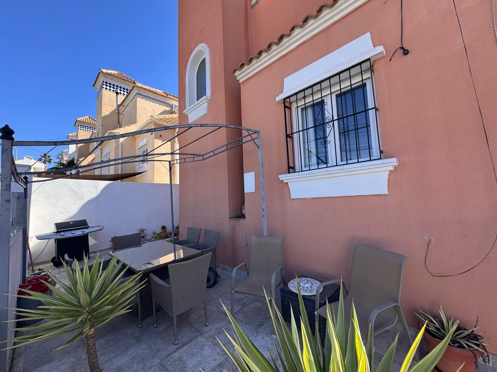   This beautiful south-facing detached villa is set on a 300 m² plot and offers a large private pool along with ample outdoor space, perfect for relax